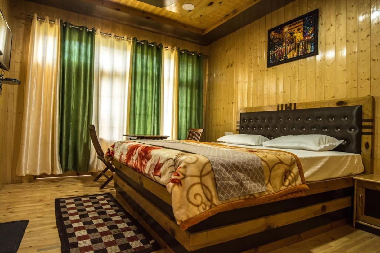 Hotel The Alpinist Cafe And Retreat Kaza Esterno foto